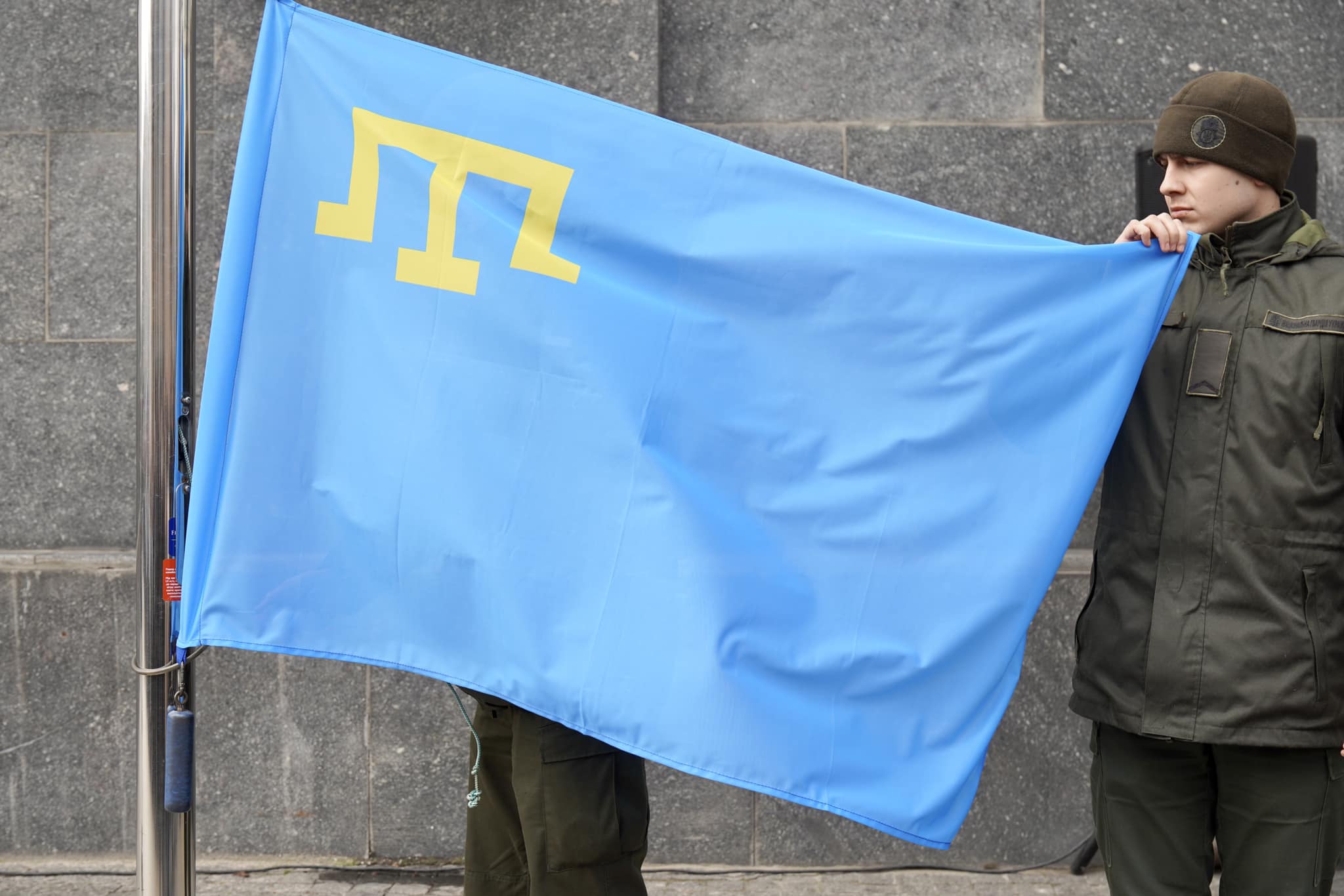фото підняття прапора кримськотатарського народу