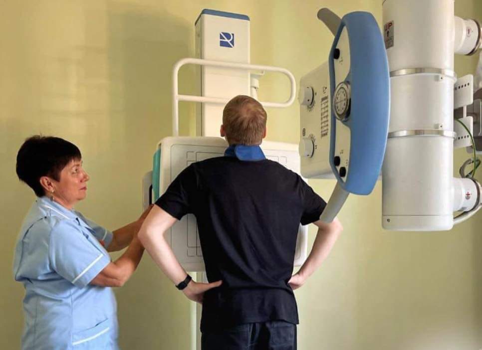 лікарка робить рентген-обстеження чоловікові 