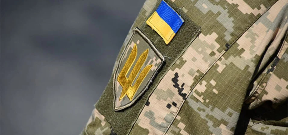 Прапор України та Герб на шевроні військового