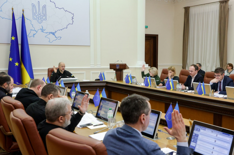 Прем’єр-міністр Денис Шмигаль та учасники засідання 