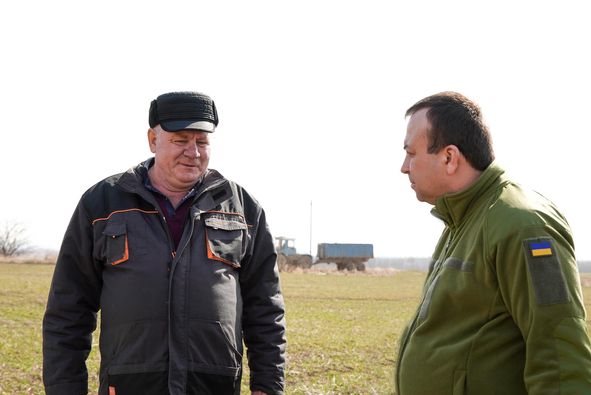 Начальник ОВА Сергій Борзов під час розмови з аграрієм