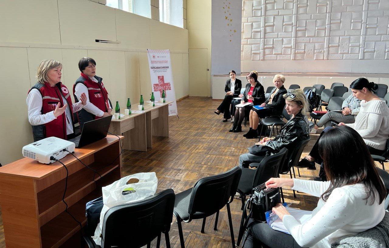 Представники обласної організації Товариства Червоного Хреста України під час зустрічі з ВПО