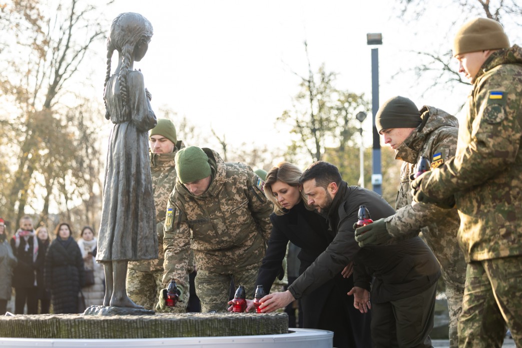 Президент України та перша леді встановлюють лампадки до монумента «Гірка пам'ять дитинства»