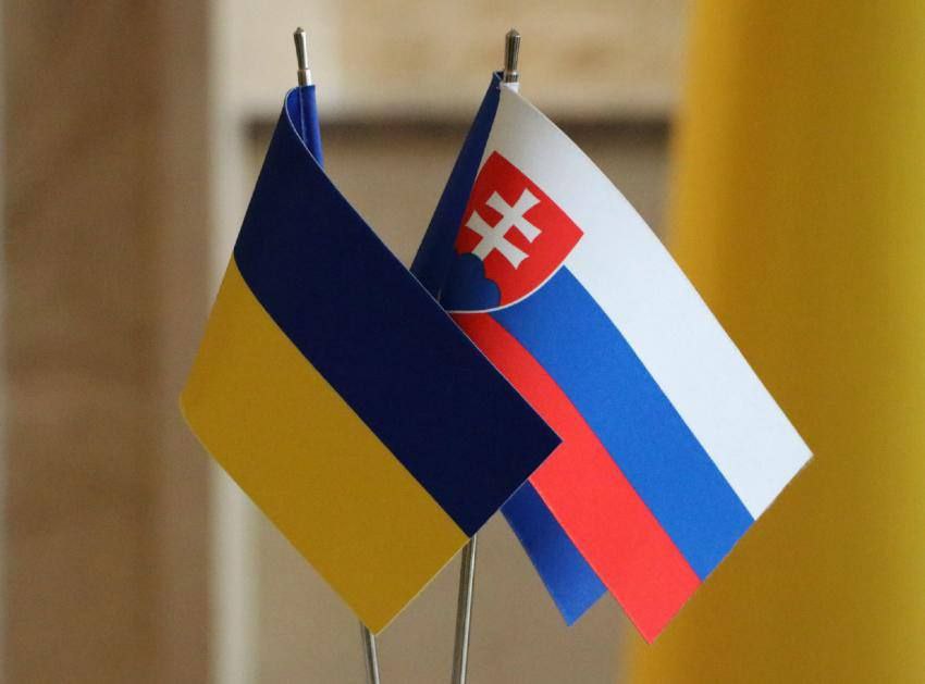 Український та словацький прапори 