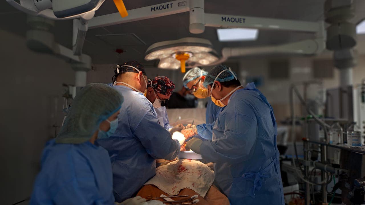 Група хірургів проводить операцію в операційній.