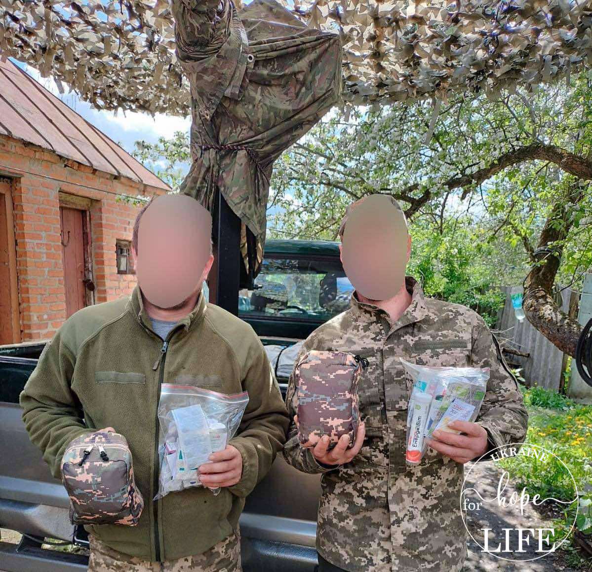 Фото військовослужбовців з тактичними аптечками
