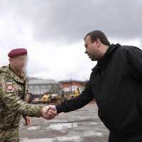 Начальник ОВА Сергій Борзов та військовий під час передачі автобуса