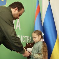 Начальник ОВА Сергій Борзов вручає доньці загиблого військовослужбовця державну нагороду