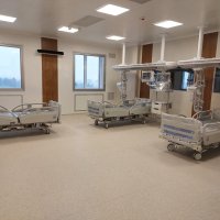 Кімната лікарні з ліжками та медичним обладнанням