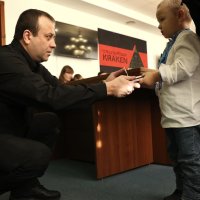 Начальник ОВА Сергій Борзов вручає родинам загиблих військовослужбовців державні нагороди