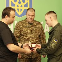 Начальник ОВА Сергій Борзов та військові під час вручення нагород