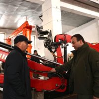 фото Начальника ОВА Сергія Борзова та чоловіка,що показує сільськогосподарську техніку