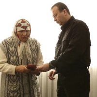 Начальник ОВА Сергій Борзов вручає родинам загиблих військовослужбовців державні нагороди