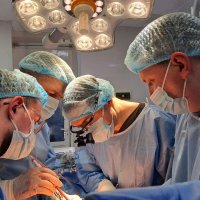 Група хірургів проводить операцію з трансплантації серця