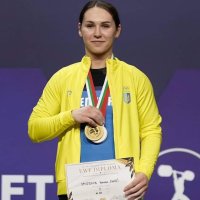 фото чемпіонки Європи з важкої атлетики Ганни Давидової із золотою та срібними медалями