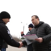 Начальник ОВА Сергій Борзов вручає випускнику курсу свідоцтво