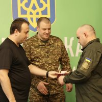 Начальник ОВА Сергій Борзов та військові під час вручення нагород
