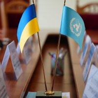 Прапор України та прапор ООН