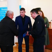 заступник Начальника ОВА Андрій Кавунець вручає Почесну Грамоту ліквідатору