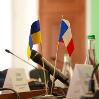 Прапори України та Чехії на столі