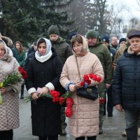 Учасники покладання квітів до пам’ятного знаку жертвам Чорнобильської трагедії