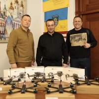 Начальник ОВА Сергій Борзов та ще два учасника передачі дронів