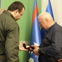 Начальник ОВА Сергій Борзов вручає нагороду родині захисника