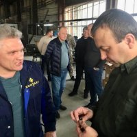 Начальник ОВА Сергій Борзов поруч із працівниками на підприємстві