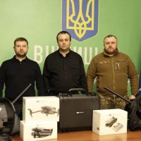 Начальник ОВА Сергій Борзов та військові, яким передають обладнання