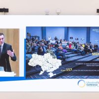 Міністр охорони здоров'я України та учасники заходу на екрані