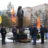 Учасники покладання квітів до пам’ятного знаку жертвам Чорнобильської трагедії