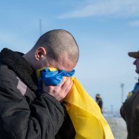 фото українця,який тримає прапор