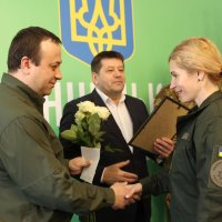 Начальник ОВА Сергій Борзов вручає нагороду військовій