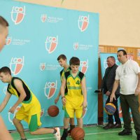 Начальник ОВА Сергій Борзов та команда ліцею разом грають в баскетбол