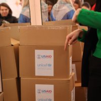 коробки з гуманітарною допомогою