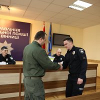 Начальник ОВА Сергій Борзов вручає Подяку поліцейському