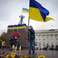 Люди з прапорами України на площі