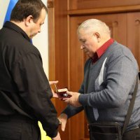 Начальник ОВА Сергій Борзов передає нагороду