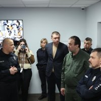 Начальник ОВА Сергій Борзов ознайомлюється з роботою фронт-офісу