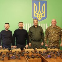 Начальник ОВА Сергій Борзов та учасники передачі дронів військовим