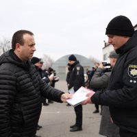 Начальник ОВА Сергій Борзов вручає випускнику курсу свідоцтво