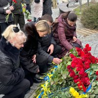 Церемонія покладання квітів до меморіалу та Стіни пам'яті