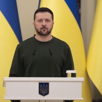Президент України Володимир Зеленський за трибуною