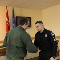 Начальник ОВА Сергій Борзов вручає Подяку поліцейському