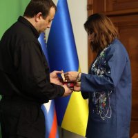 Начальник ОВА Сергій Борзов передає нагороду