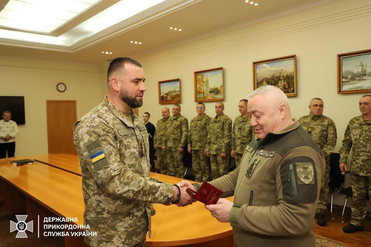 фото, де заступник Голови Державної прикордонної служби України генерал-майор Сергій Сердюк вручає державну нагороду полковнику Андрію Дейнеку