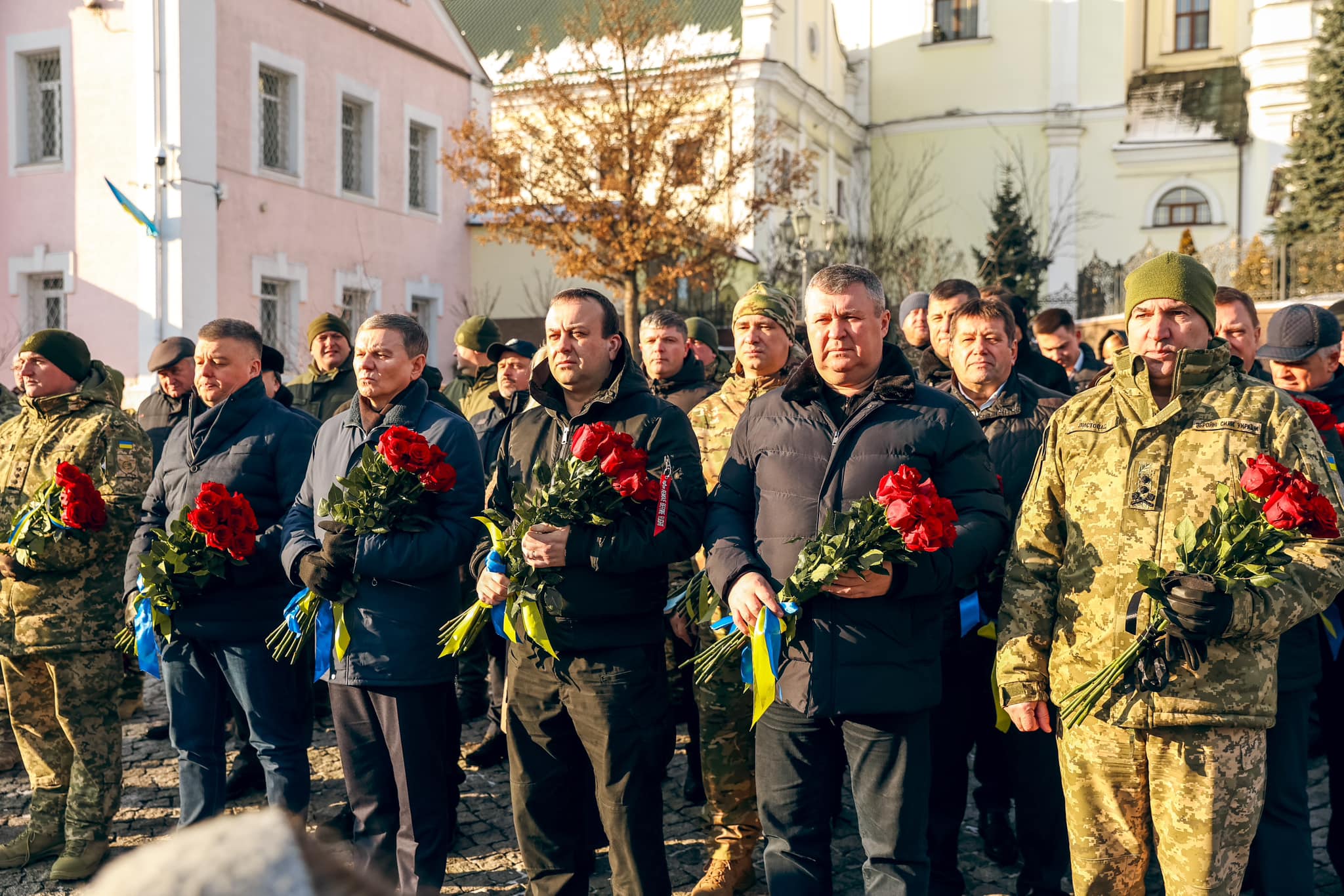 фото керівників області та міста, громадськості на церемонії покладання