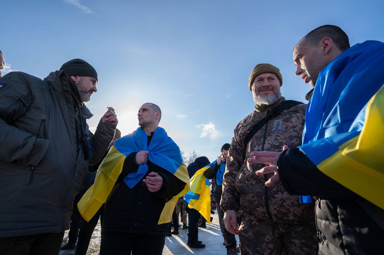 фото українців, що повернулися з полону 