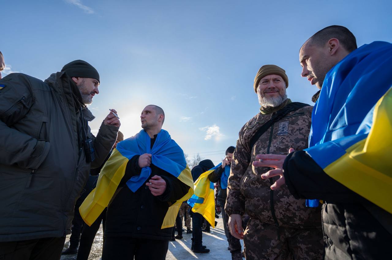 207 військових та цивільних повернулися додому з російського полону