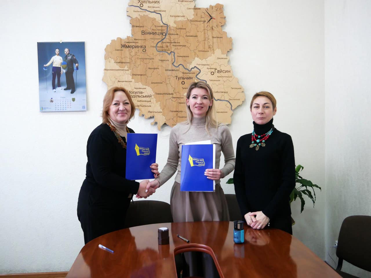 Директорка Департаменту інформаційної діяльності та комунікацій з громадськістю ОВА Світлана Юзвак,  т.в.о. голови правління Вінницької обласної організації журналістів Марина Тепленко-Дідик та представниця обласної спілки журналістів Аріна Кантоністова